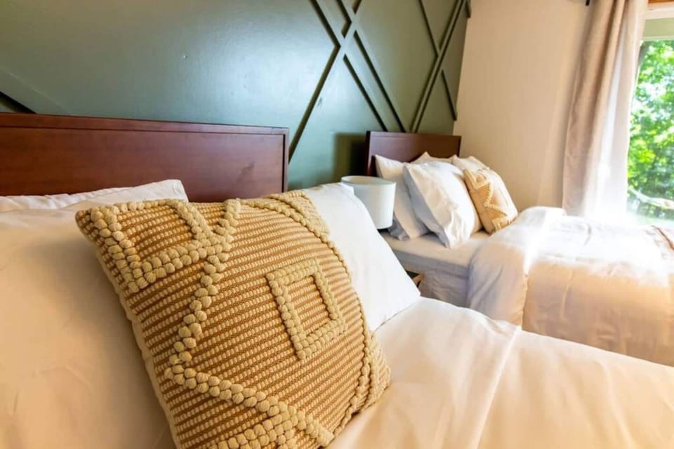 Enjoy deep sleep on luxurious bamboo linen sheets, complemented by two types of plush and firm pillows! ✨ Experience the ultimate comfort for a restful night’s sleep.