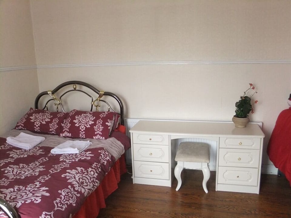 Suite, Shared Bathroom (Room 3)