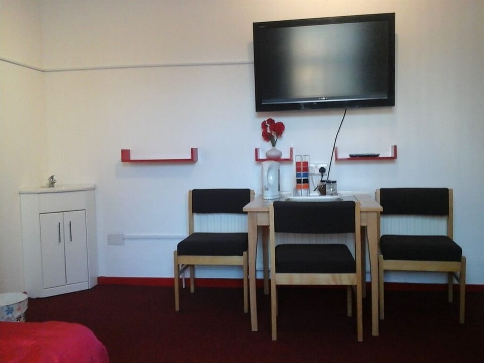 Suite, Shared Bathroom (Room 6)