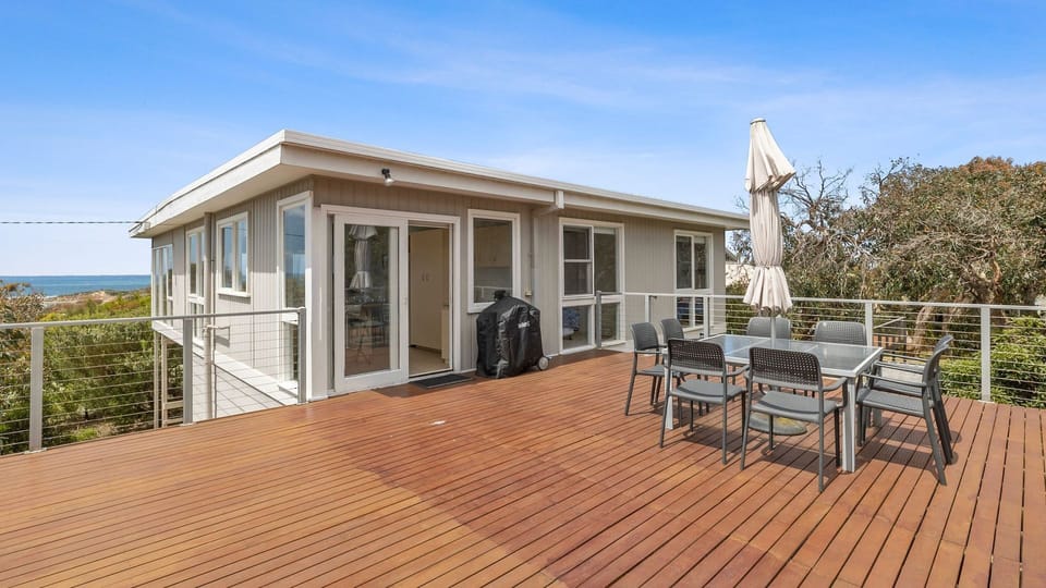 Expansive deck for BBQ