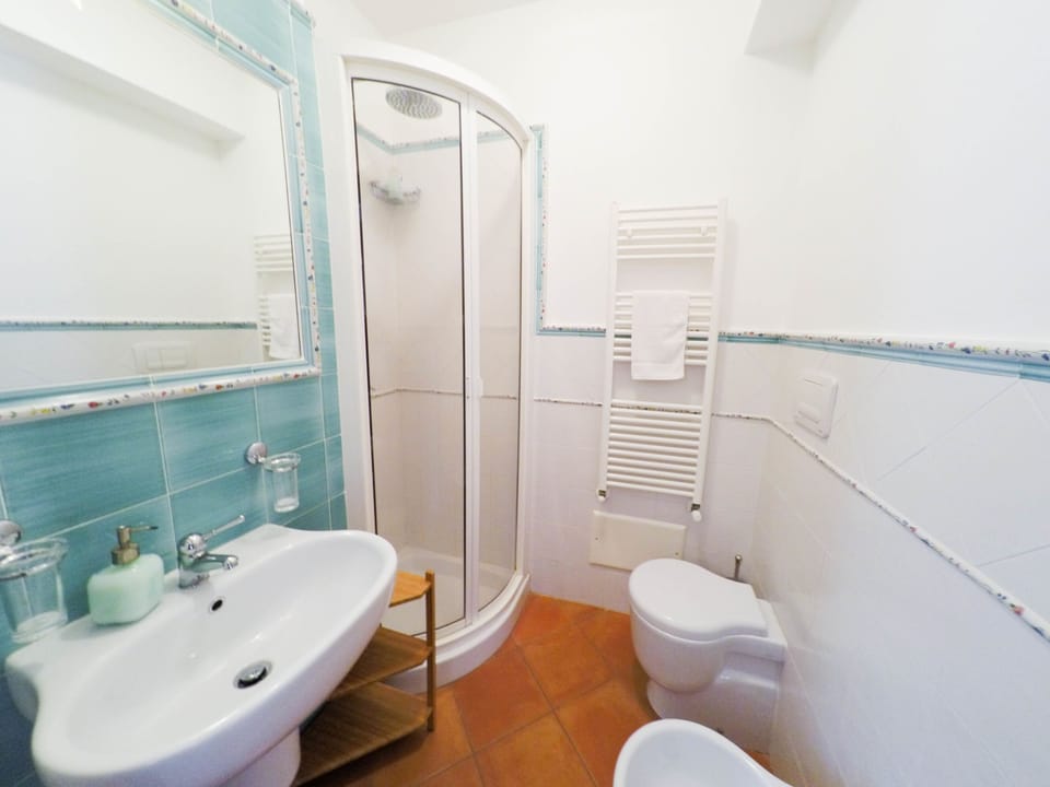 Comfort Double Room | Bathroom | Shower, rainfall showerhead, free toiletries, hair dryer