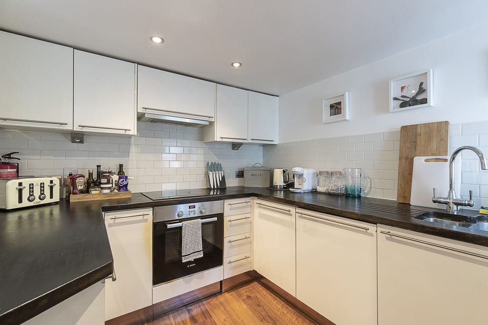 Apartment (2 Bedrooms) | Private kitchen | Microwave, oven, stovetop, dishwasher