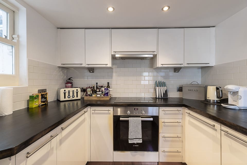 Apartment (2 Bedrooms) | Private kitchen | Microwave, oven, stovetop, dishwasher