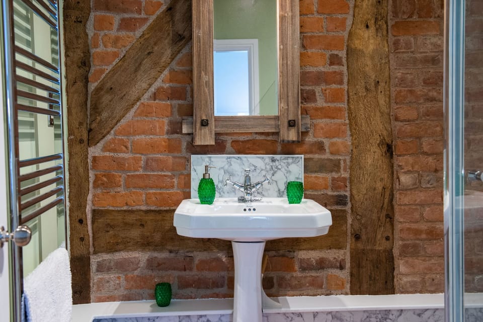 The Hayloft - First floor: En-suite shower room