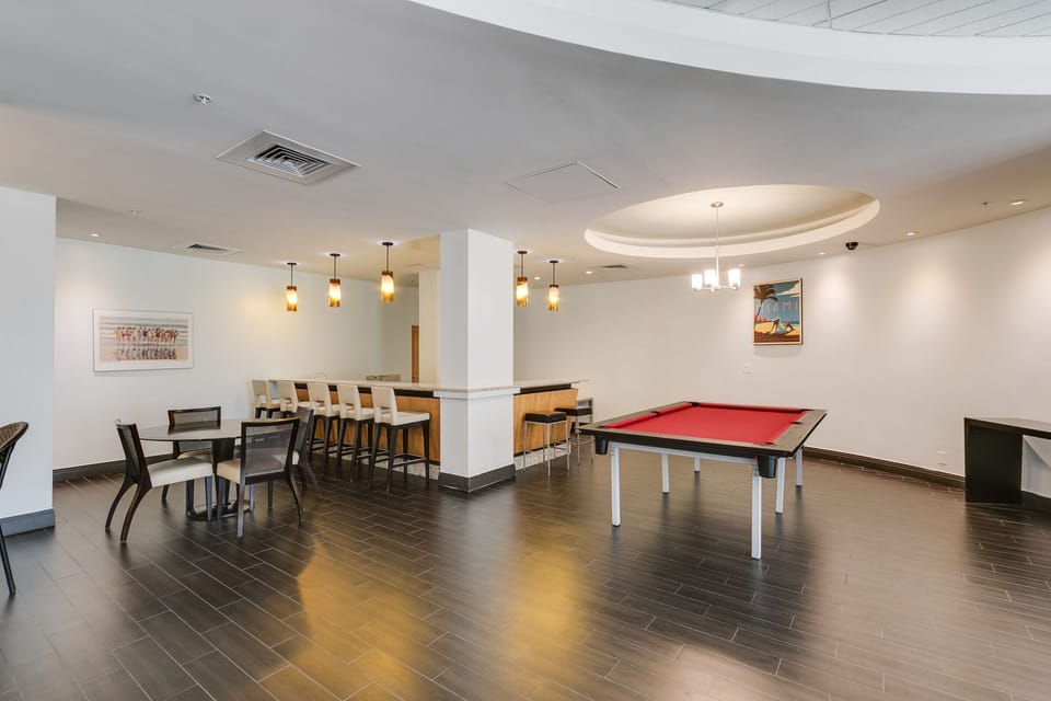 Salle communautaire (table de ping-pong et table de billard)