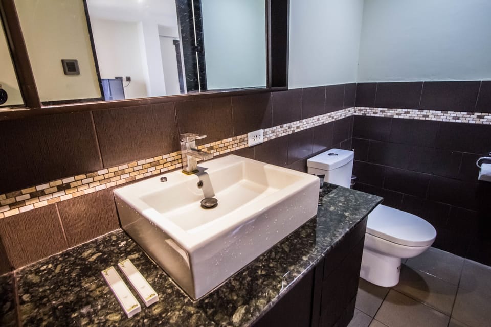 Seaview Suite | Bathroom | Shower, free toiletries, towels