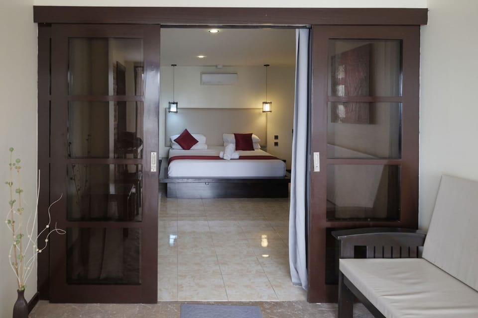 Seaview Suite | Minibar, in-room safe, desk, soundproofing