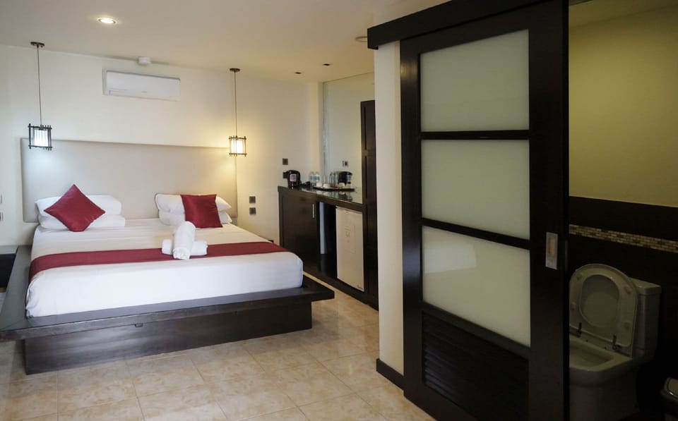 Seaview Suite | Minibar, in-room safe, desk, soundproofing