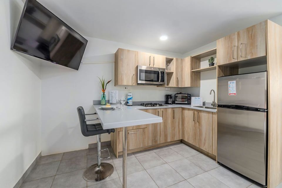 Equipped Kitchen/Kitchen Bar