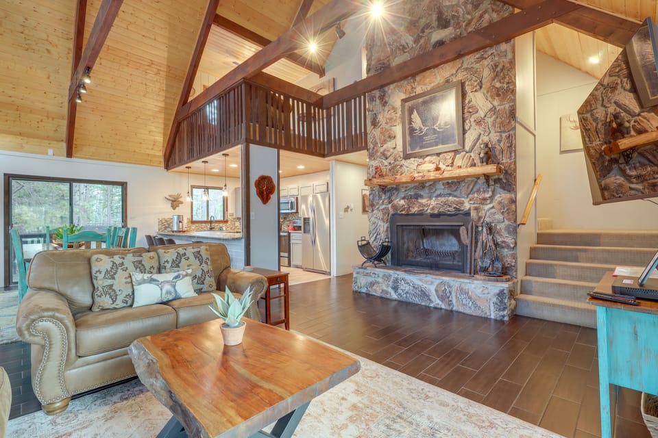 Living Room | Smart TV | Wood-Burning Fireplace | Free WiFi