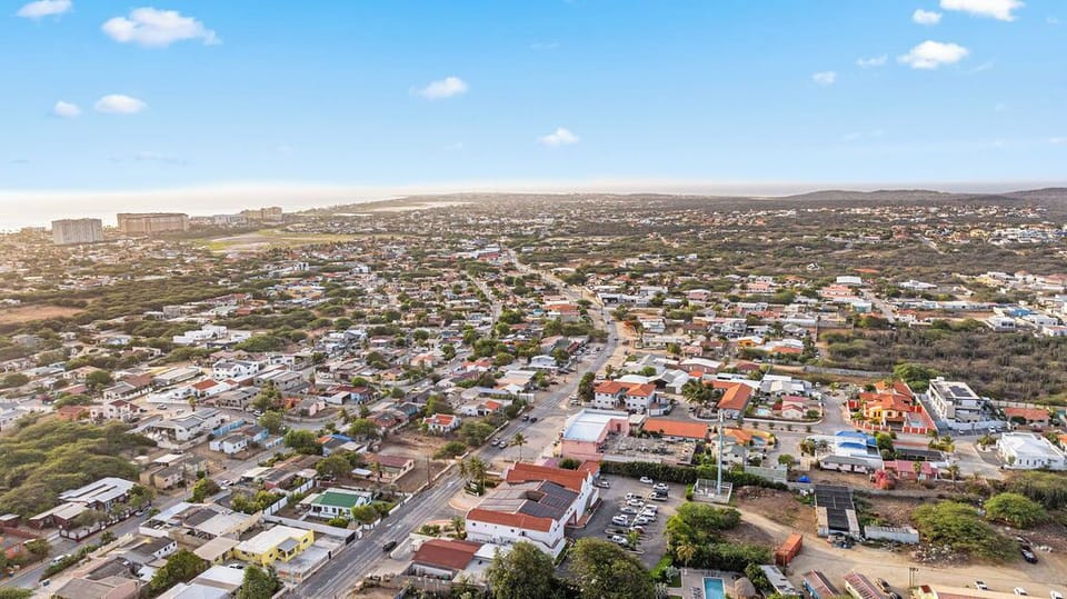 Location A Few Minute Drive From The Beach