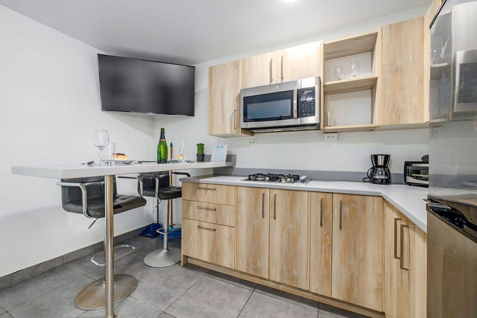 Fully Equipped Kitchen/Kitchen Bar