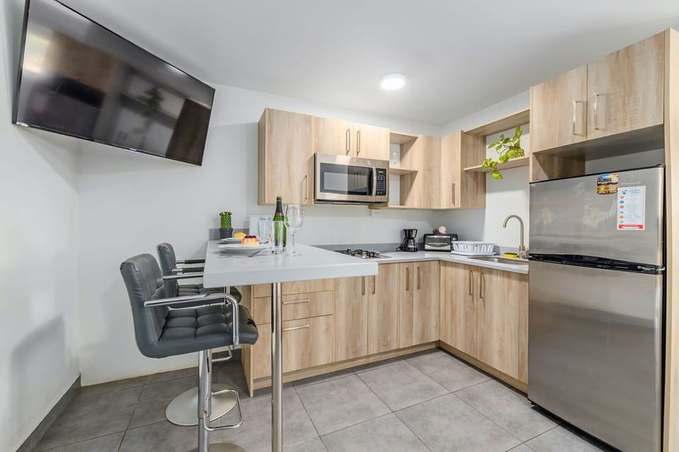 Fully Equipped Kitchen/Kitchen Bar