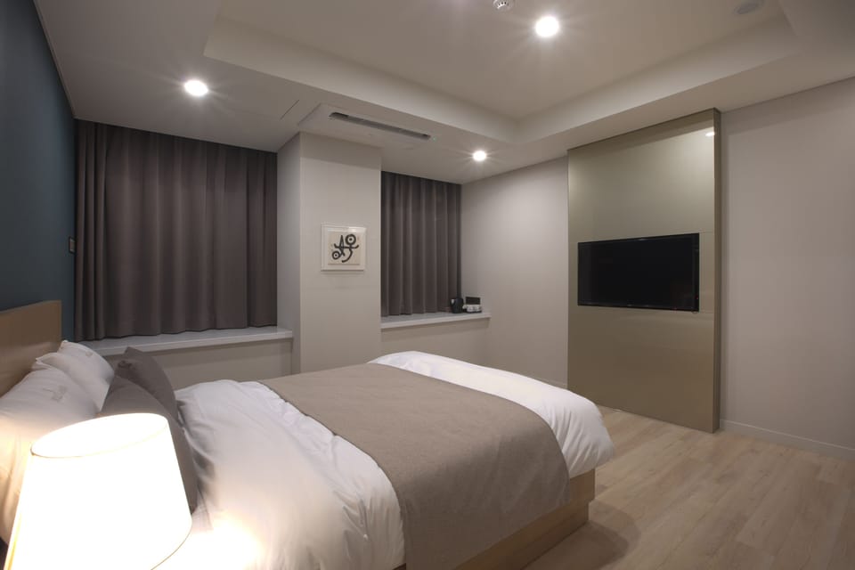 Premier Deluxe Double Room (1 Spa ticket 1Person 1Night Max 2 ppl) | Premium bedding, down comforters, minibar, laptop workspace