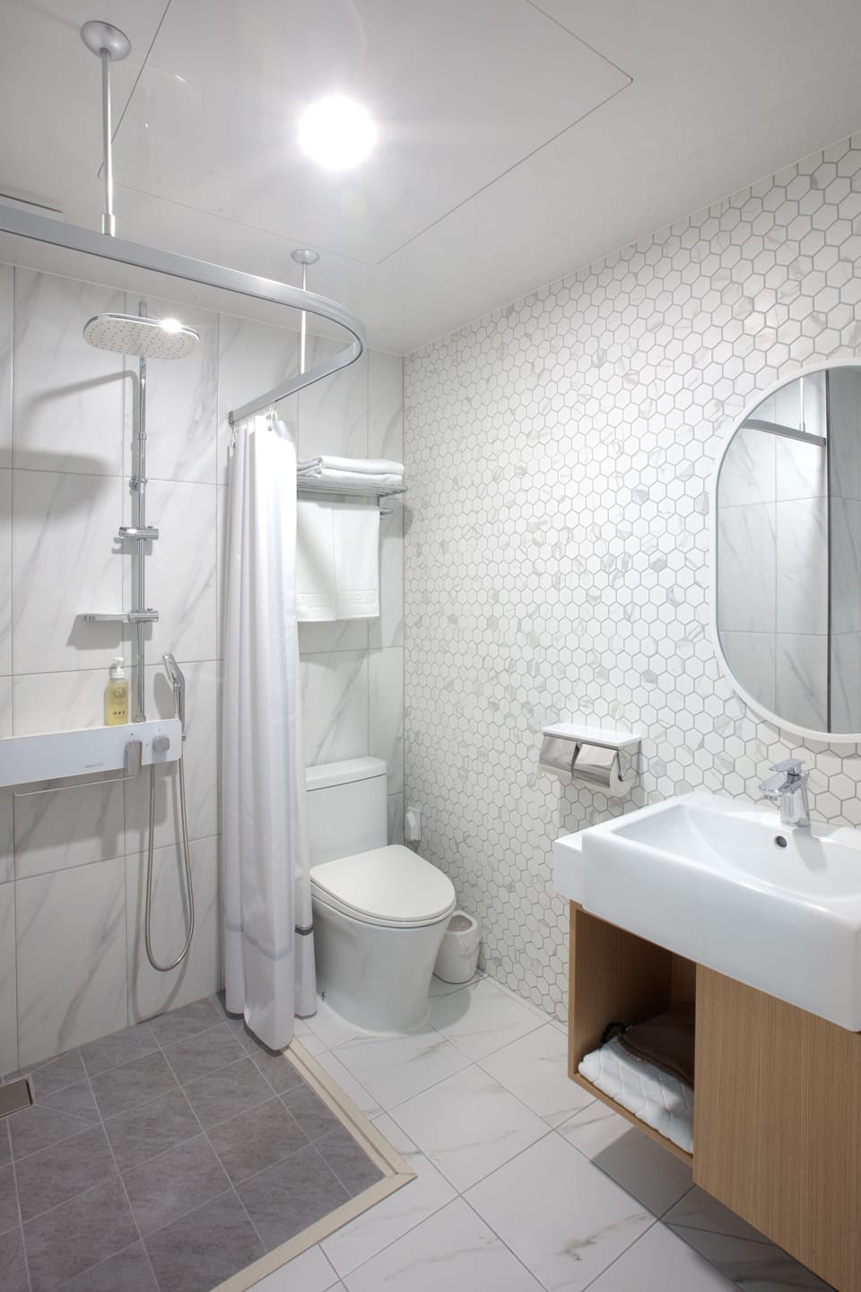 Separate tub and shower, free toiletries, hair dryer, bathrobes