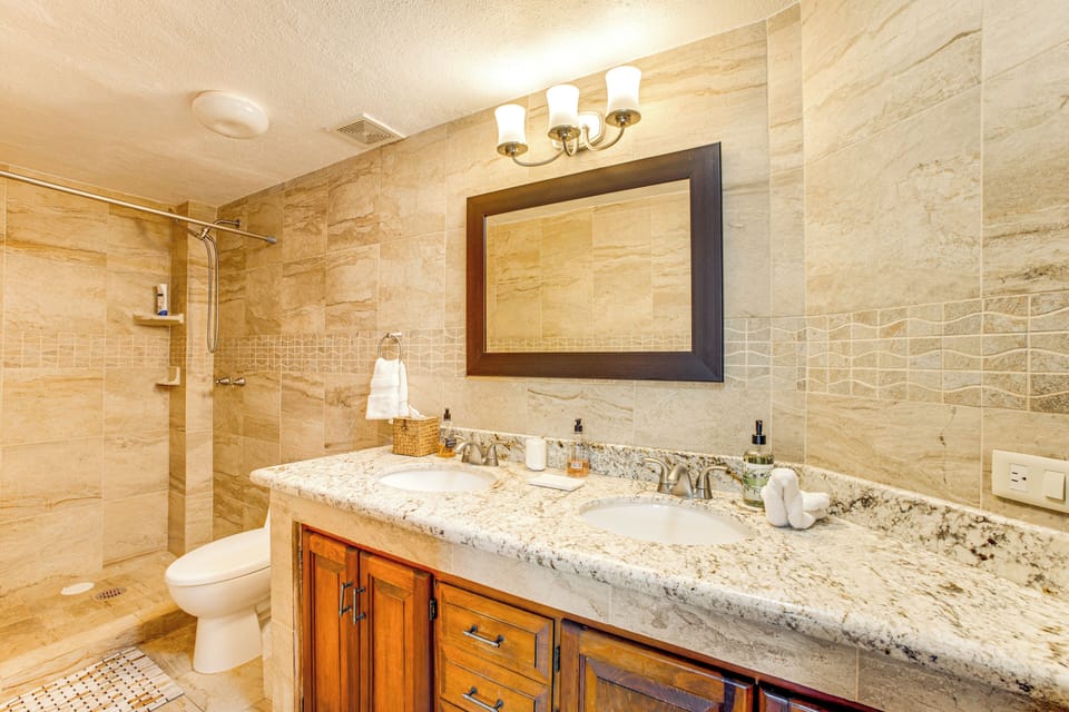 En-Suite Bathroom | Walk-In Shower | Complimentary Toiletries | Towels Provided