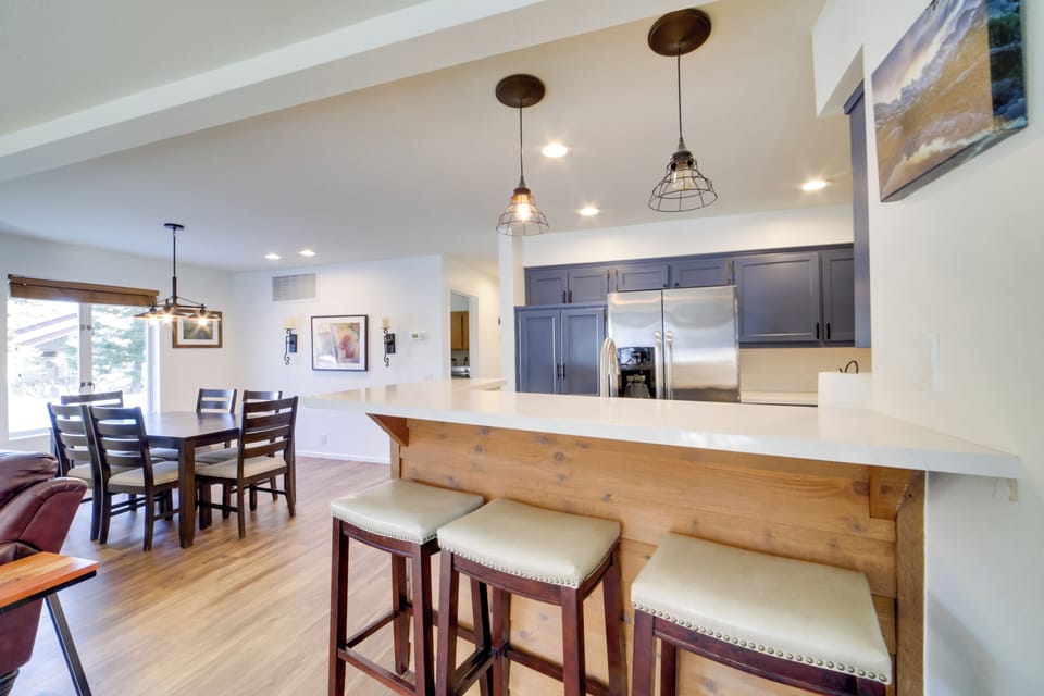 Fully Equipped Kitchen | Breakfast Bar