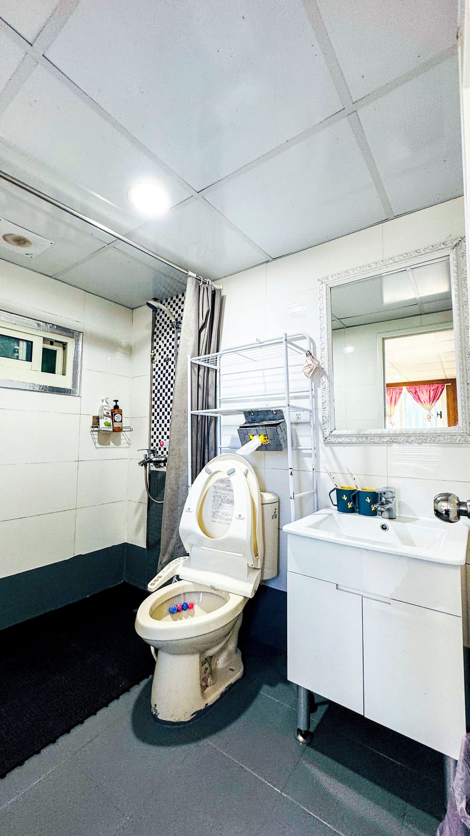 Economy Double Room | Bathroom | Shower, free toiletries, hair dryer, electronic bidet