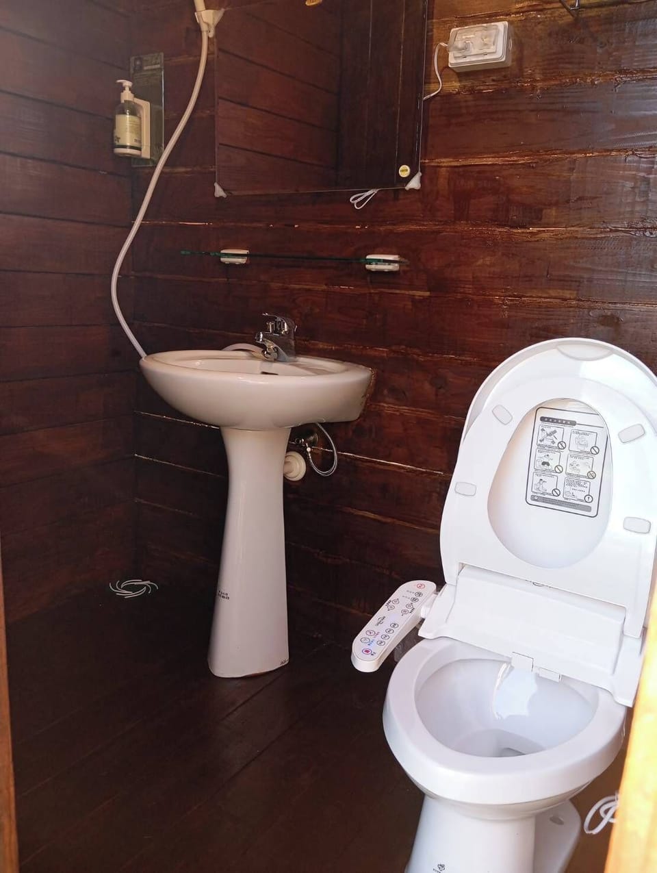 Basic Quadruple Room | Bathroom | Shower, free toiletries, hair dryer, electronic bidet