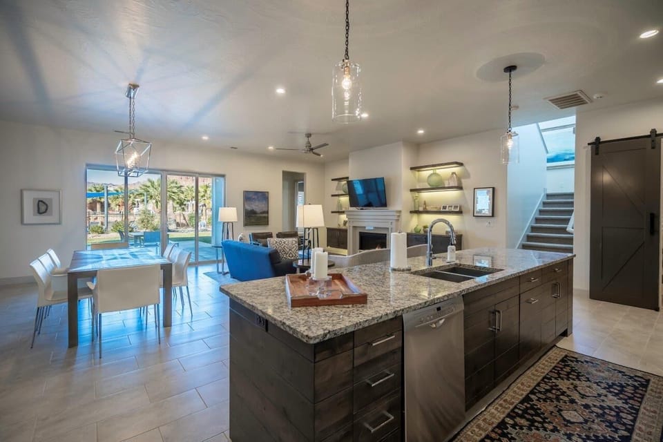 Villa 4 - Kitchen, living, and dining room