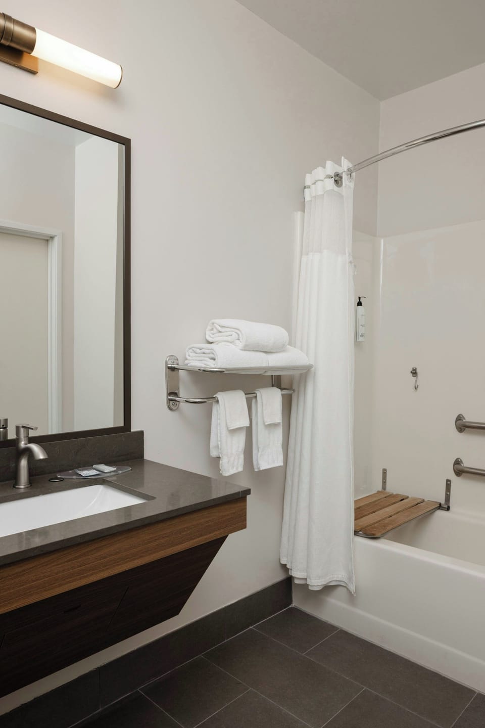 Combined shower/tub, free toiletries, hair dryer, towels