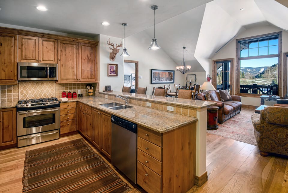 Condo, 3 Bedrooms | Private kitchen | Fridge, microwave, oven, stovetop