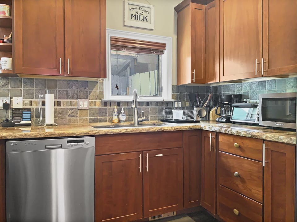 House, 3 Bedrooms | Private kitchen | Fridge, microwave, oven, stovetop