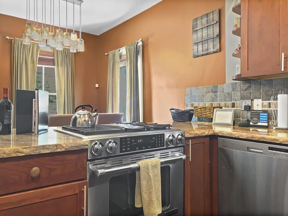 House, 3 Bedrooms | Private kitchen | Fridge, microwave, oven, stovetop