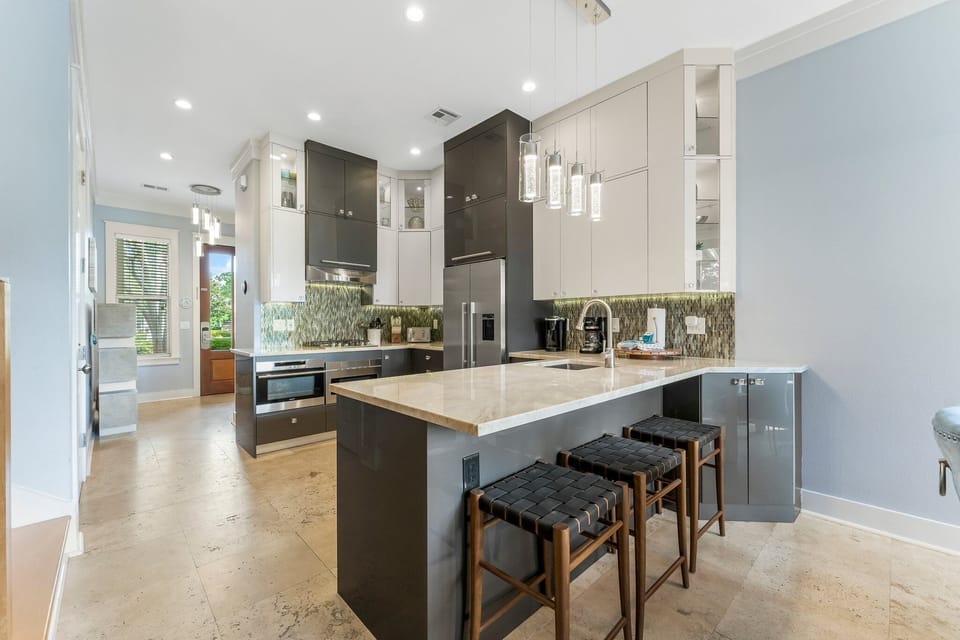 Kitchen with Breakfast Bar