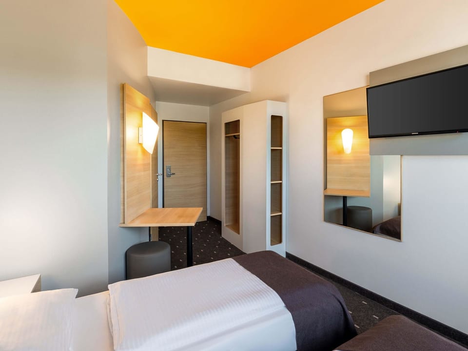 Twin Room | Desk, WiFi (free), bed sheets