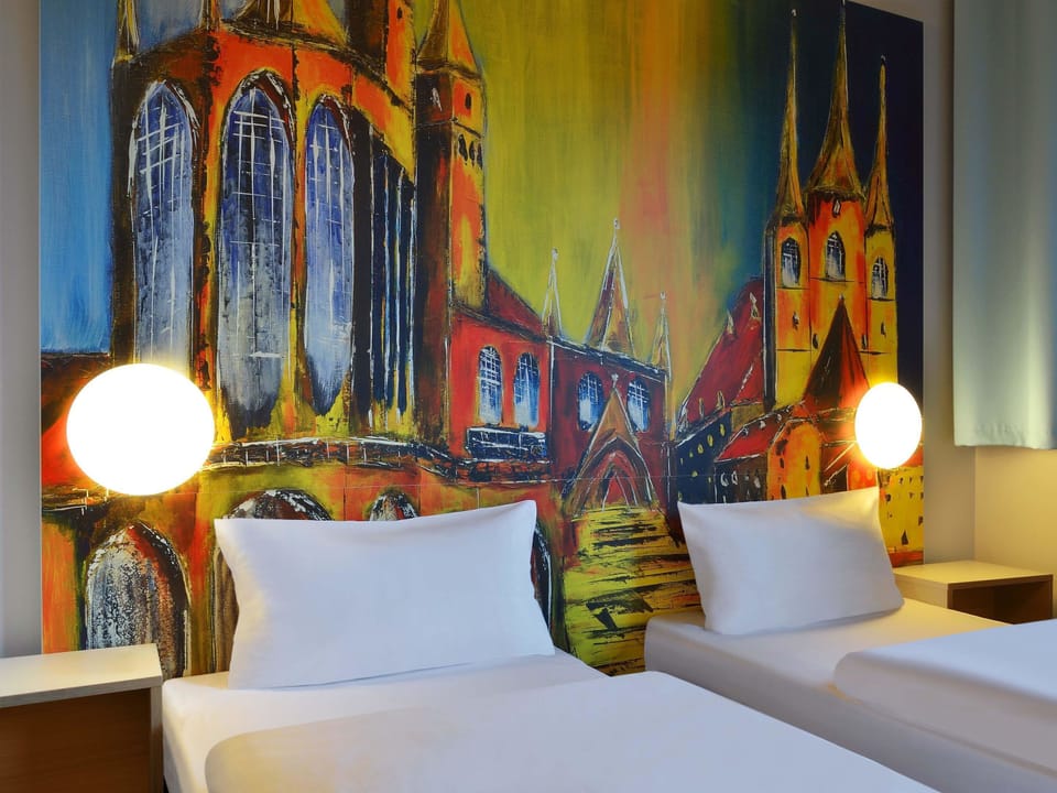 Twin Room | Desk, soundproofing, WiFi (free), bed sheets