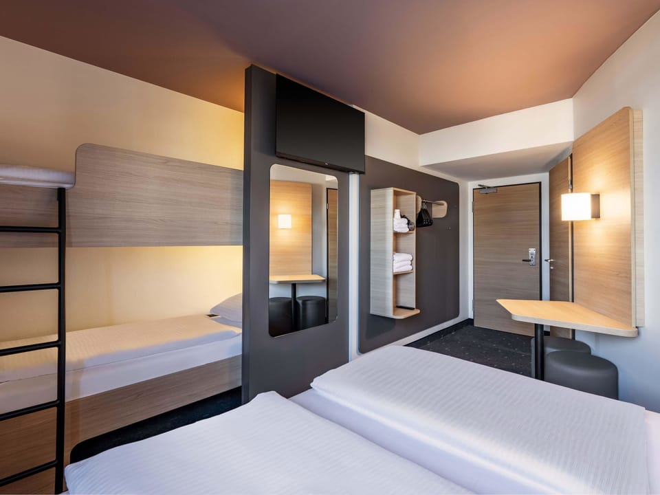 Quadruple Room | Desk, soundproofing, WiFi (free), bed sheets