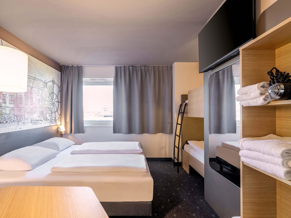 Quadruple Room | Desk, soundproofing, WiFi (free), bed sheets
