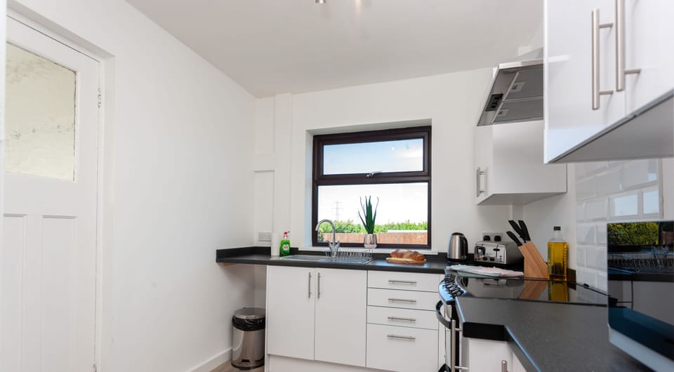 Apartment, Private Bathroom (3 Bed - Mountford) | Shared kitchen
