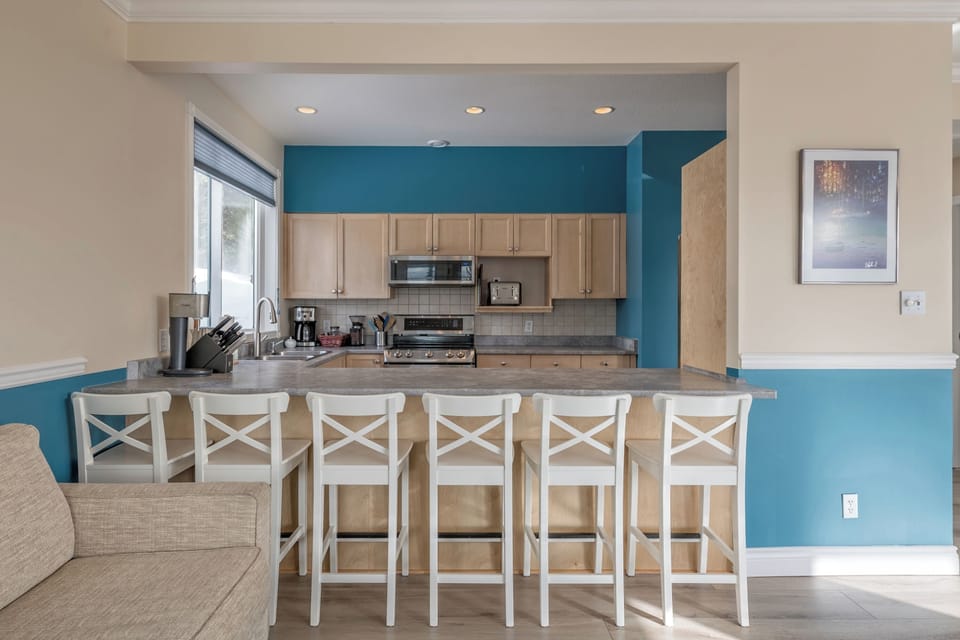 Upper Breakfast Bar 