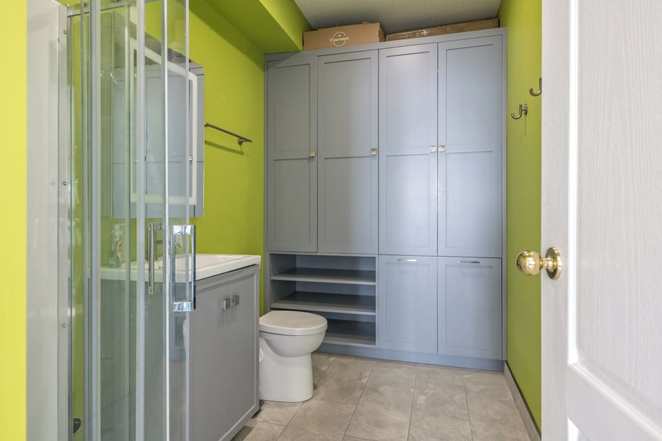 Upper Bathroom on Main 
