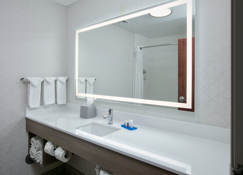 Combined shower/tub, hair dryer, towels