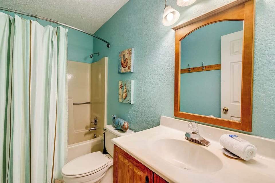 Top-Level Hall Full Bathroom