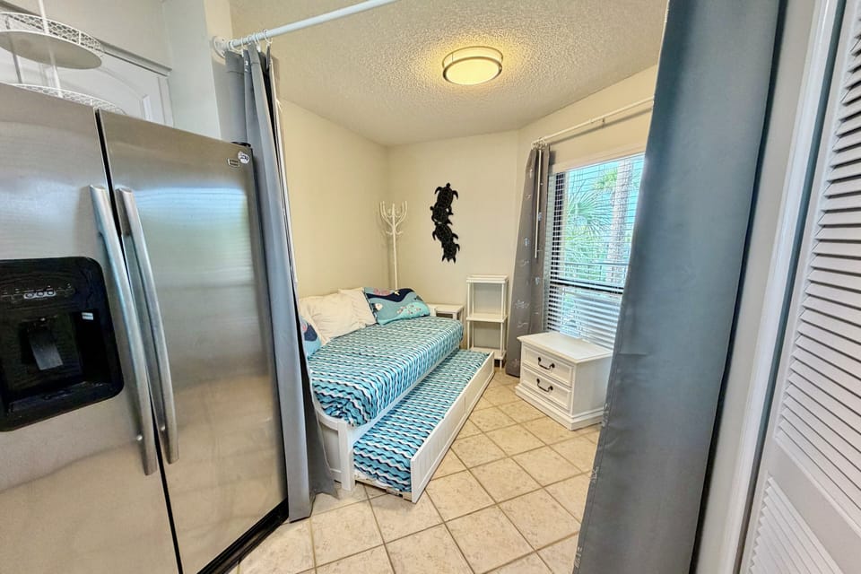 Bonus sleep nook w/ twin bed   twin trundle