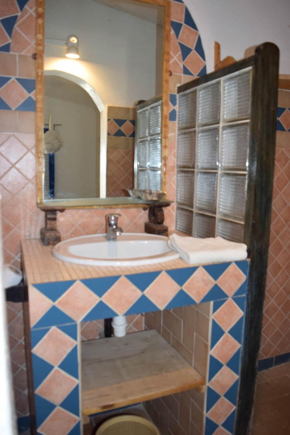 Bathroom sink