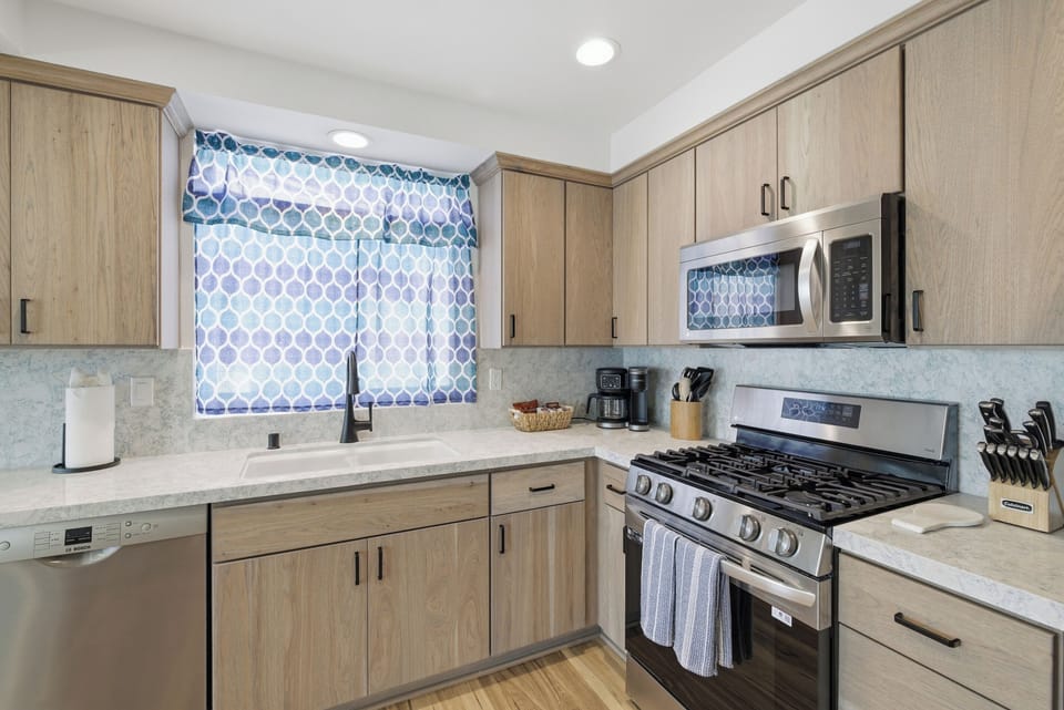 Bright Kitchen Workspace!
The spacious kitchen offers abundant workspace, modern finishes, and an efficient layout for everything from quick breakfasts to family dinners.