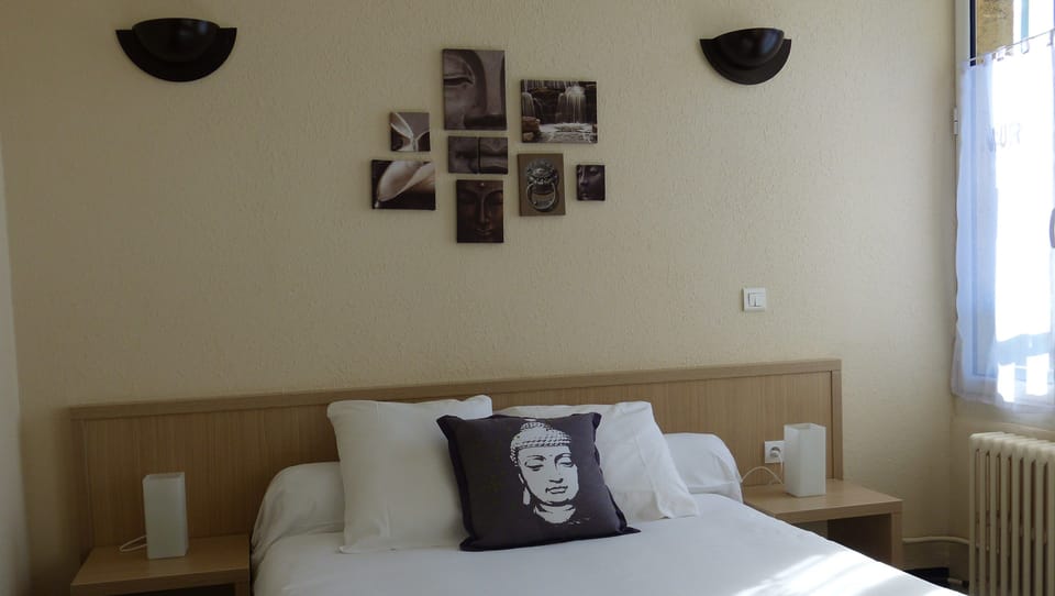 Desk, cribs/infant beds, free WiFi, bed sheets