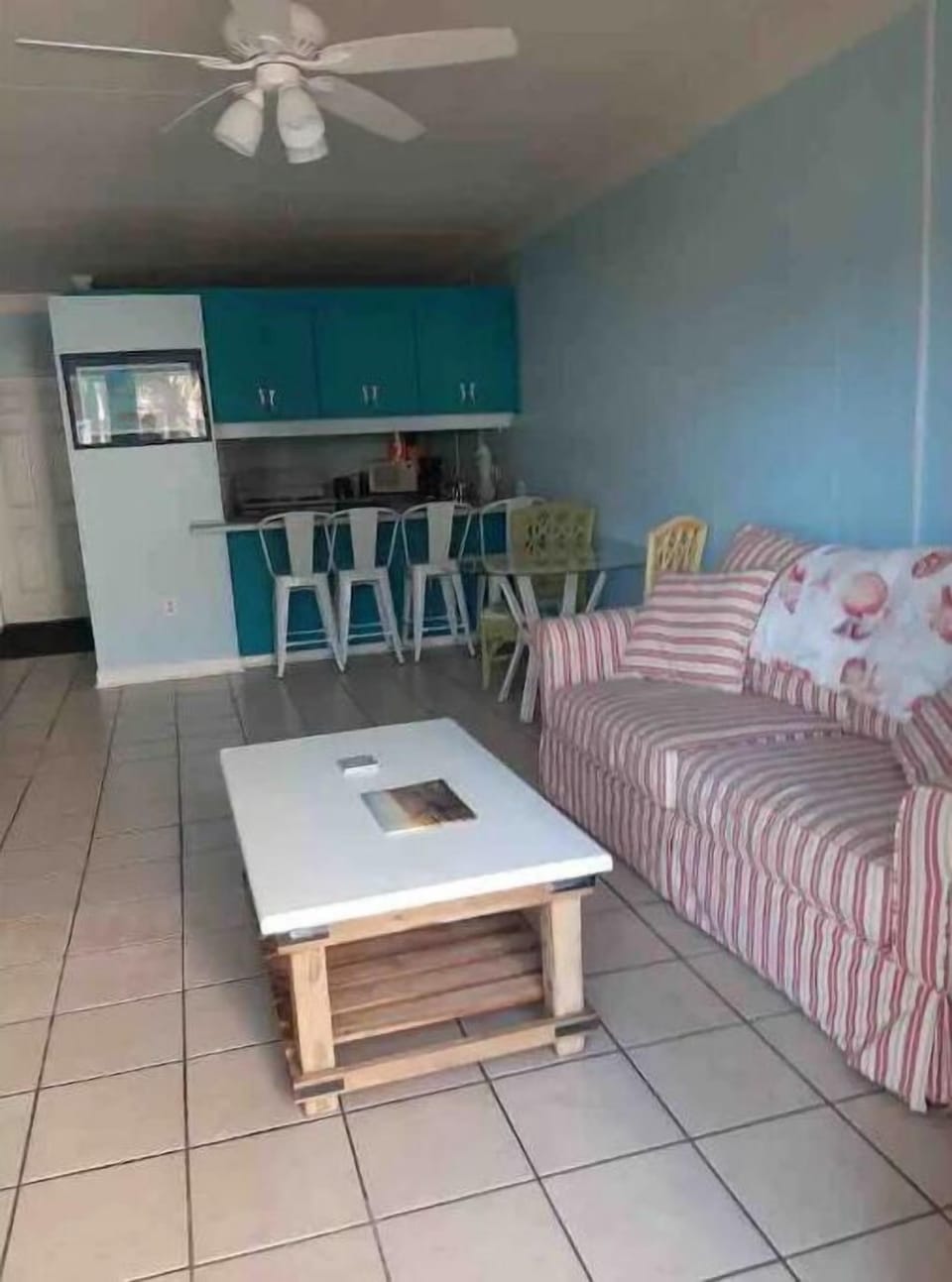 Livingroom looking to Kitchen 