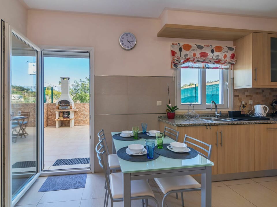 Room, Property, Building, Furniture, House, Real Estate, Interior Design, Table, Kitchen, Home