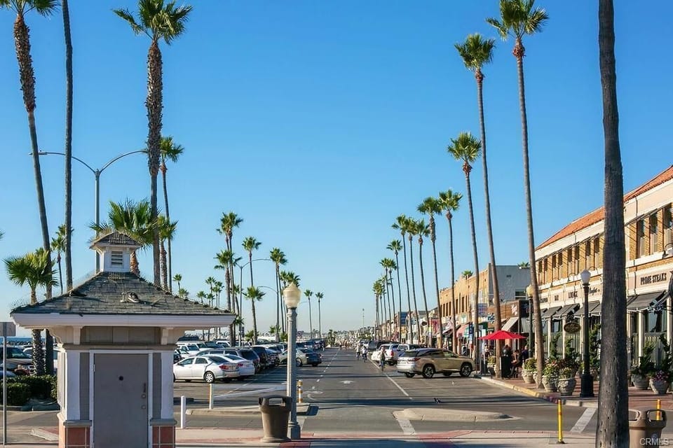 Palm-Lined Dining & Shopping – Discover Newport Beach's charming coastal atmosphere with local restaurants, coffee shops, boutiques, and outdoor dining just a scenic bike ride away. 