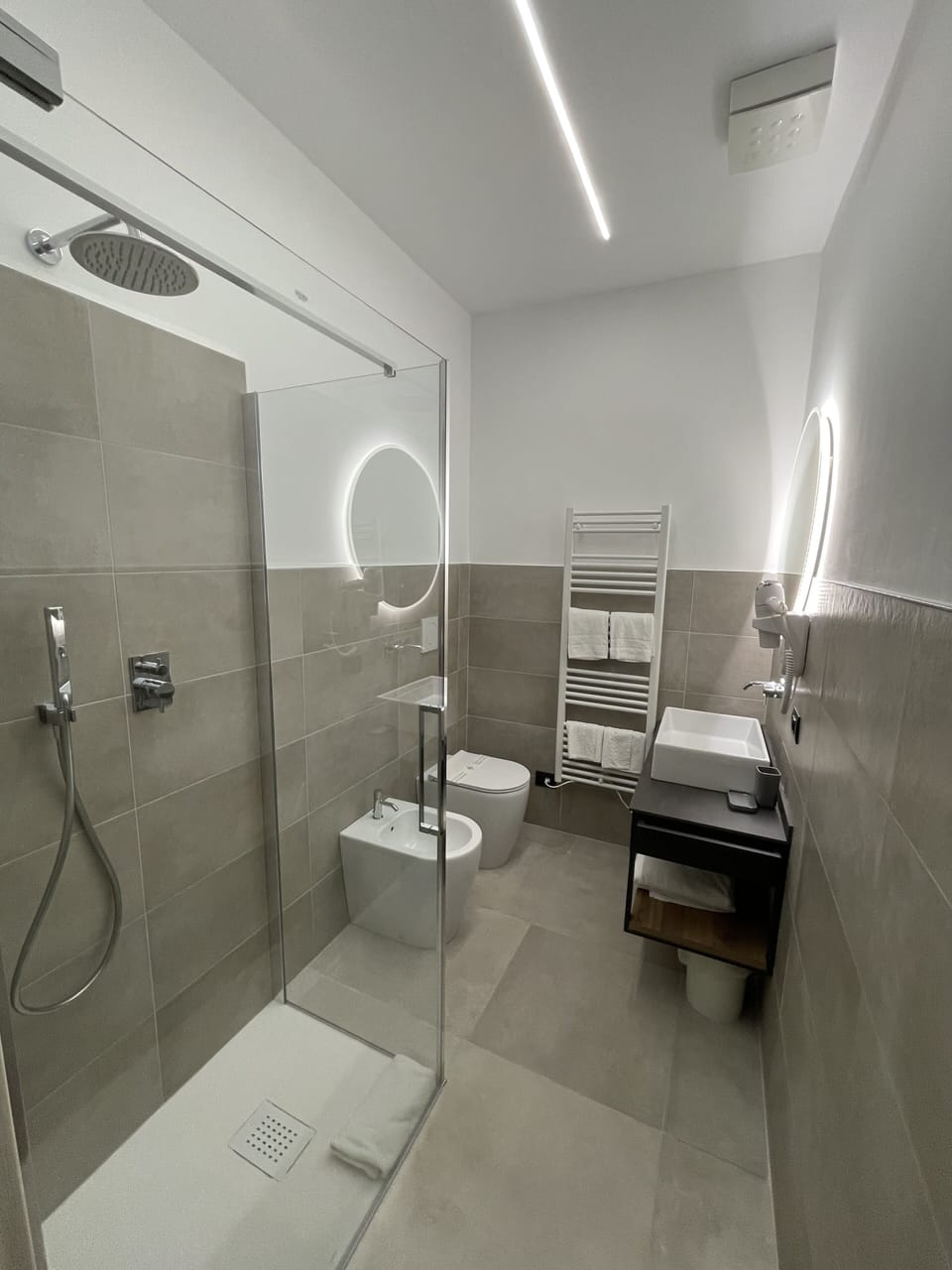Shower, free toiletries, hair dryer, bidet