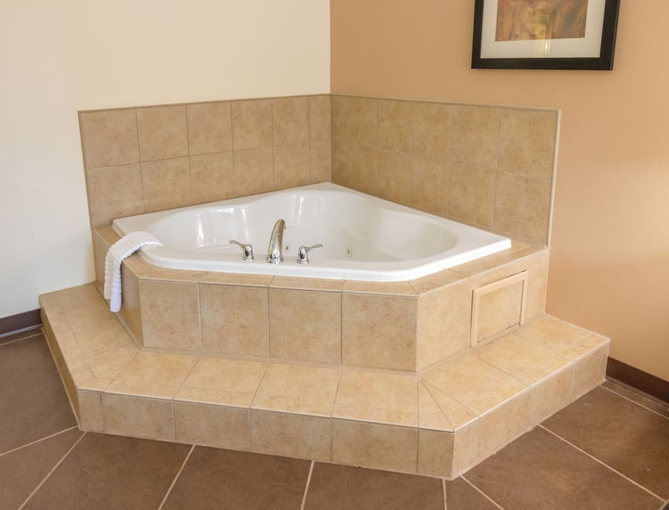 PLAYER'S INN Whirlpool King | Premium bedding, pillowtop beds, in-room safe, desk