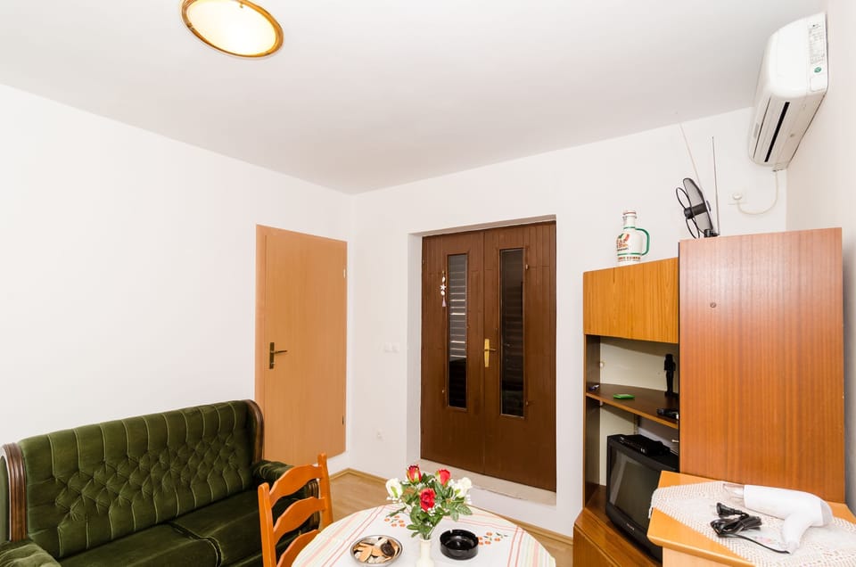 Apartment (One-Bedroom Apartment) | In-room dining
