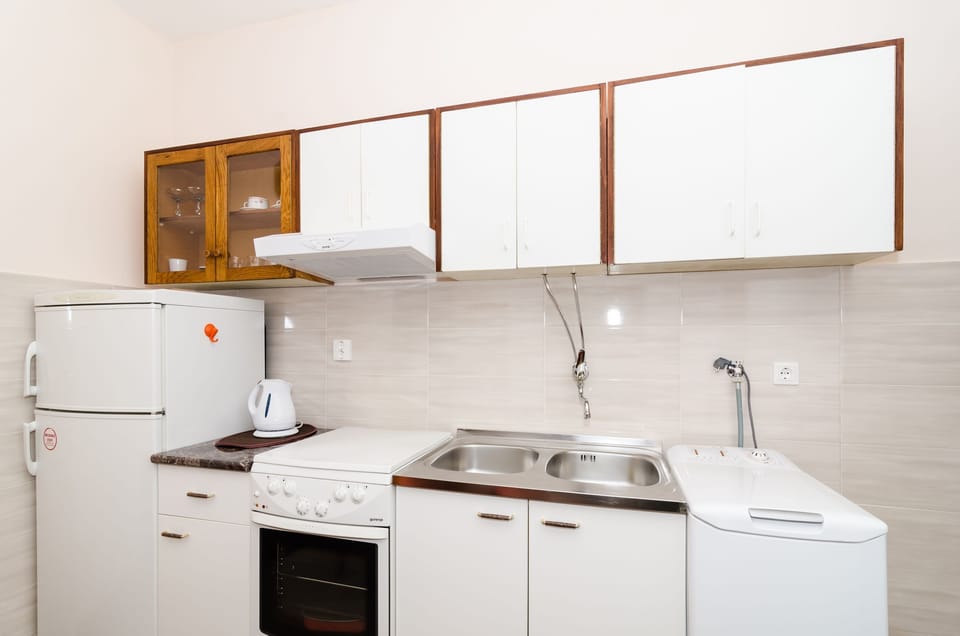 Apartment (One-Bedroom Apartment) | Private kitchen | Fridge, stovetop, electric kettle, cookware/dishes/utensils