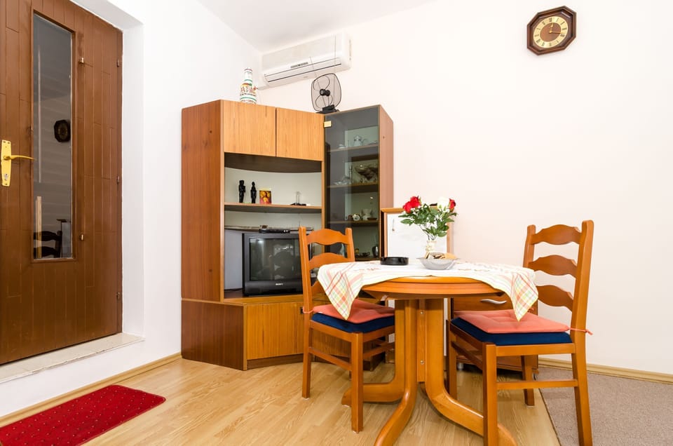 Apartment (One-Bedroom Apartment) | In-room dining